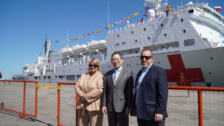 La ministra Sandra Lazo recibió al Silk Road Ark en el Puerto de Montevideo. La ministra Sandra Lazo recibió al Silk Road Ark en el Puerto de Montevideo. 