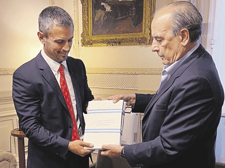 Guillermo Francos delivered on Wednesday the reform package known as Guillermo Francos delivered on Wednesday the reform package known as