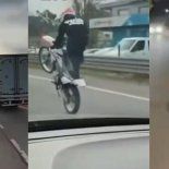 El motociclista fue multado por realizar maniobras indebidas&nbsp;