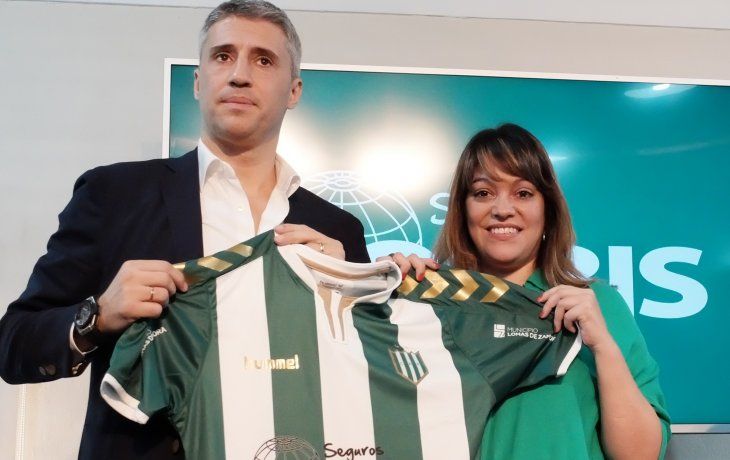 Hernán Crespo con la camiseta de Banfield junto a la presidente Lucía Barbuto.