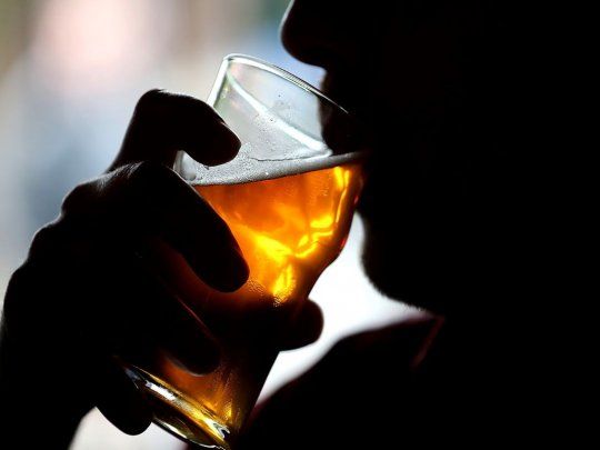 La ciencia descubre un motivo de por qué tomamos mucho alcohol.