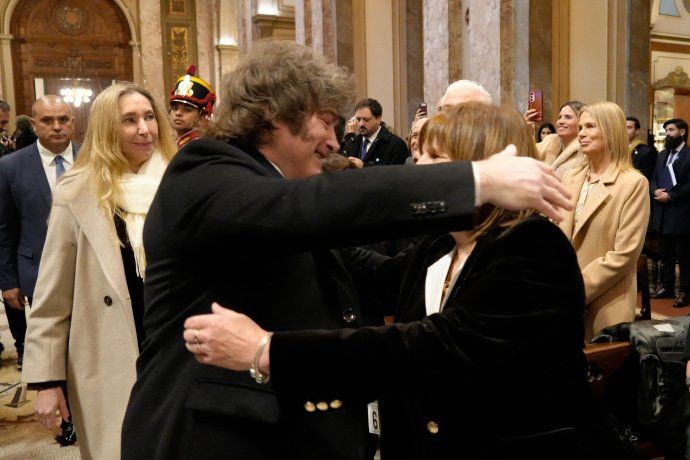 Javier Milei abrazó a patricia Bullrich durante el Tedeum. Javier Milei abrazó a patricia Bullrich durante el Tedeum.