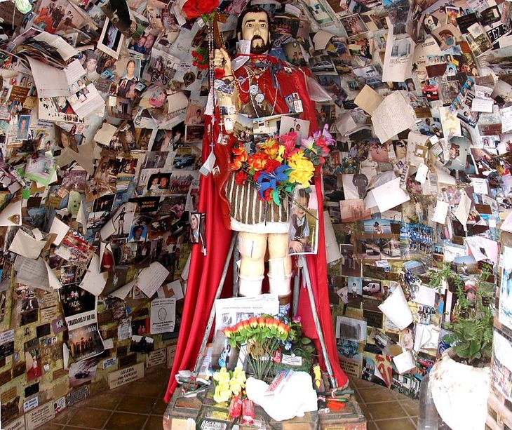 Santuario en honor a San Expedito, el patrono de las causas justas y urgentes. Santuario en honor a San Expedito, el patrono de las causas justas y urgentes.