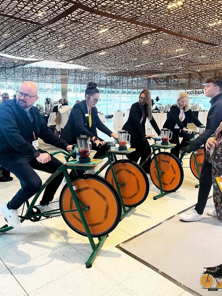 Con millones en consumo energético diario, una bicicleta con licuadora propone cambiar el hábito y sumar salud, diversión y sustentabilidad.