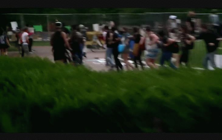 Varios cientos de manifestantes fueron repelidos por al menos 100 efectivos policiales luego de que colocaran cuerdas alrededor de la estatua ecuestre de&nbsp;Andrew Jackson.