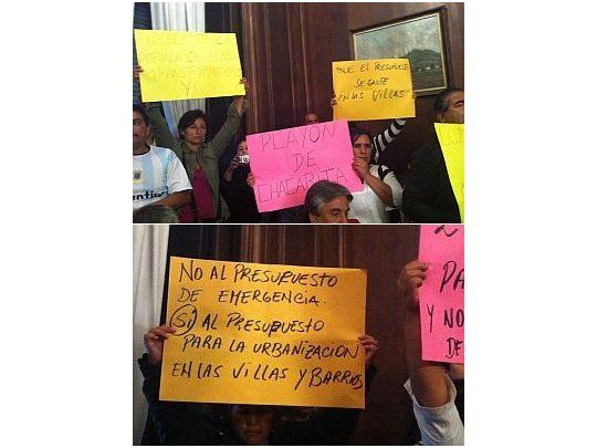“No al Presupuesto de emergencia. Sí al Presupuesto para urbanización de villas y barrios”, se pudo leer en uno de los carteles que desplegaron los vecinos de asentamiento en la reunión con Francisco Cabrera.