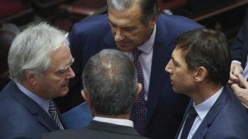 Federico Pinedo, Julio Cobos (de espaldas), Luis Naidenoff y Ángel Rozas.