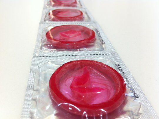 El uso de preservativo es fundamental para prevenir las ITS.