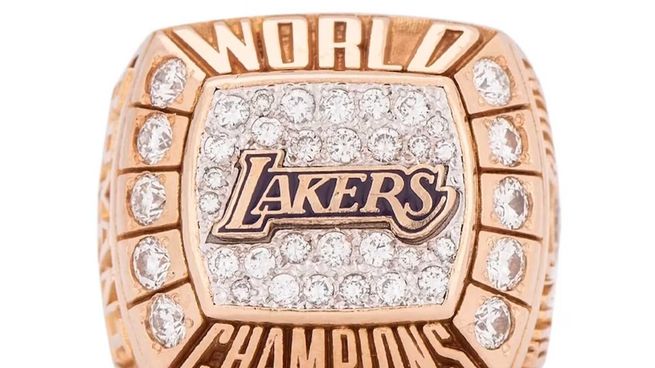 El anillo que Kobe Bryan recibió tras ganar el título de la NBA en 2000 con los Lakers fue subastado a un precio récord.