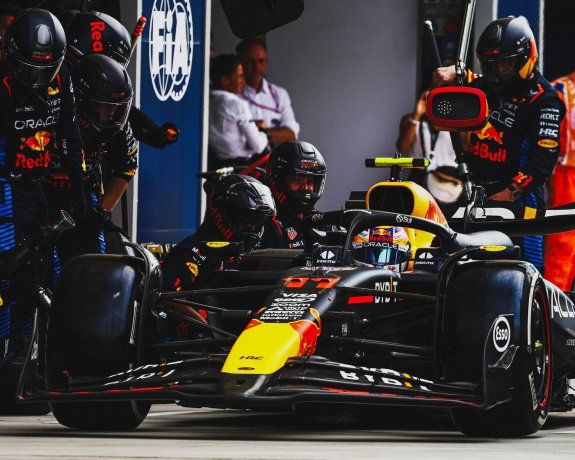 En el calendario de la Fórmula 1 quedan 180 puntos por disputar, repartidos de la siguiente forma: 125 puntos en carrera, 24 unidades en Sprint y 6 más por las vueltas rápidas. Aunque Checo ganara todos los puntos llegaría a 324 puntos y que Max Verstappen ya suma 331 unidades.
