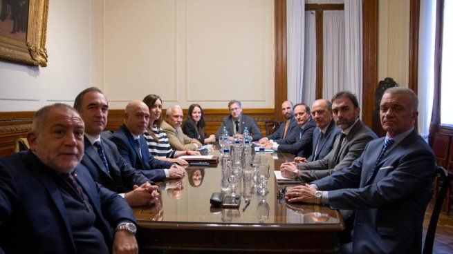 Guillermo Francos y Victoria Villarruel con los jefes de bloques del Senado.