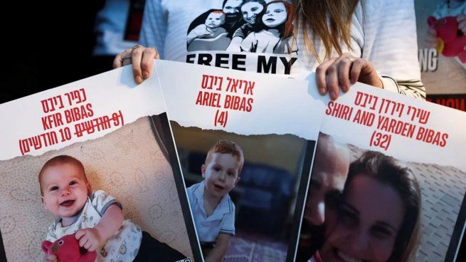 El brazo armado del grupo militante palestino Hamas afirmó el miércoles que Kfir Bibas, de 10 meses, su hermano de 4 años y su madre murieron en bombardeos israelíes previos sobre la Franja de Gaza.