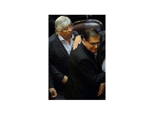 Hugo Moyano escoltó a Guillermo Pereyra en la jura de su mandato como senador nacional por Neuquén.