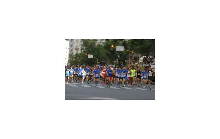 ámbito.com | La carrera pedestre que despide el 2013 se largó a las 8:00 desde Diagonal Norte y Suipacha y recorrió las calles de la ciudad.