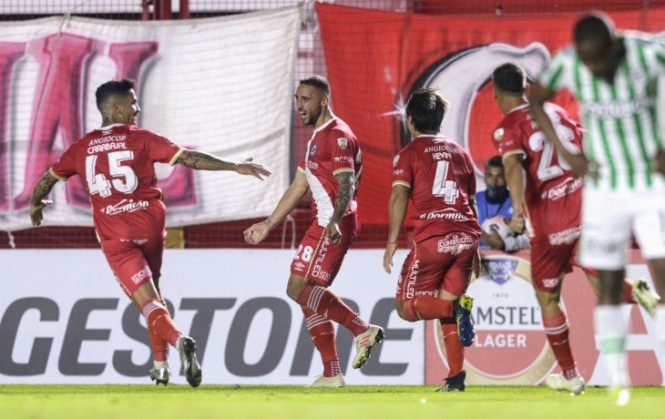 Argentinos empata con Atlético Nacional y se adueña del Grupo F en la Copa Libertadores.