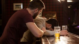 ámbito.com | Persona que sufre de alcoholismo
