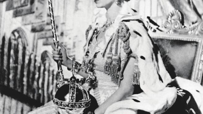 Reinado. Isabel II nació en 1926 y, pese a no estar destinada a ser reina, accedió al trono a los 25 años tras abdicación de su tío Eduardo VIII.