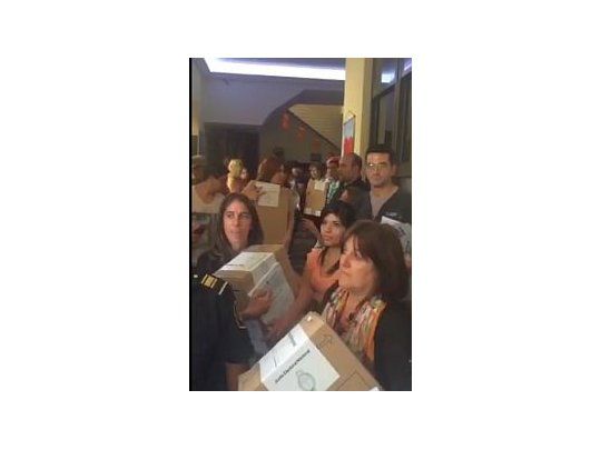 Así evacuaron cerca de las 13 la Escuela Nº 25 de Villa Maipú por una falsa amenaza de bomba.