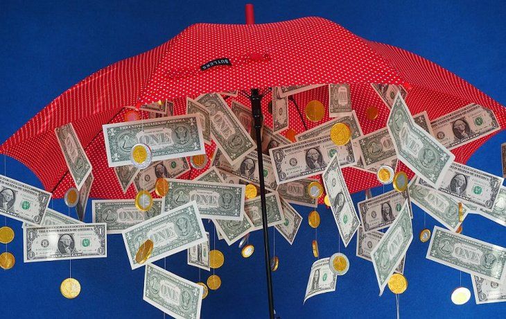 ámbito.com | Dólares Lluvia Paragua.jpg