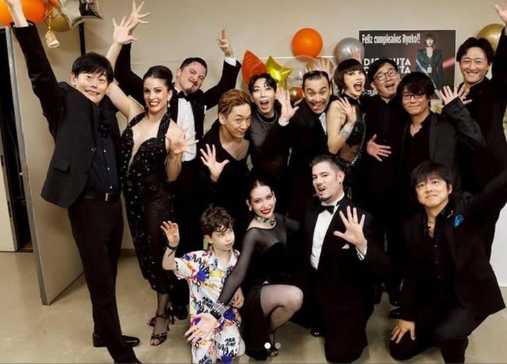 Ryoko Yonekura y Gonzalo junto al staff de un show de tango en Japón.