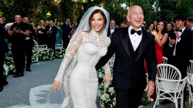 Jeff Bezos junto a su flamente esposa Lauren Sánchez durante su boda en Venecia. 