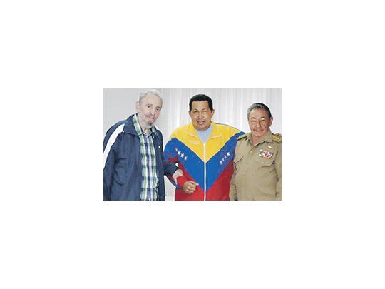 Fidel y Raúl Castro visitaron recientemente a Hugo Chávez, internado en La Habana por una operación. El Gobierno de Venezuela no informó detalles sobre el estado de salud del presidente, limitándose a señalar que fue intervenido por un absceso en la pelvis.