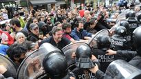 incidentes entre trabajadores del cine y la policia de la ciudad: al menos dos detenidos
