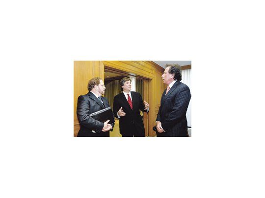 El banquero y titular de Adeba, Jorge Brito, dialoga con el ministro Amado Boudou y el director del Indec, Norberto Itzcovich, sobre la incorporación de la entidad en el consejo asesor.