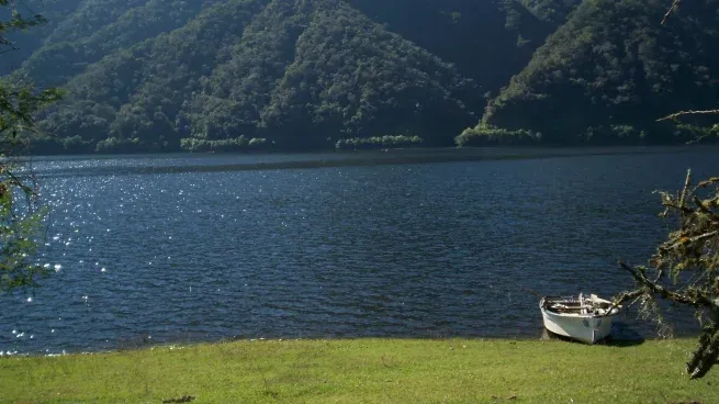 Hay lugares que no se explican con mapas: se entienden cuando el cuerpo afloja y el paisaje hace el resto.
