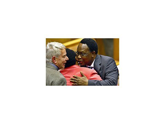 Kgalema Motlanthe es felicitado hoy en el parlamento sudafricano