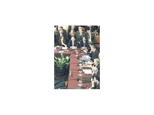 Presidentes del Mercosur escuchan la primera exposición de la cumbre en Montevideo de Pepe Mujica. En la foto, Cristina de Kirchner, Héctor Timerman, Hernán Lorenzino y las demás delegaciones.