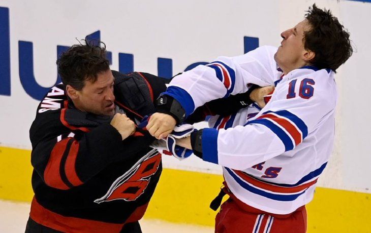 La pelea a las piñas en la reanudación de la NHL