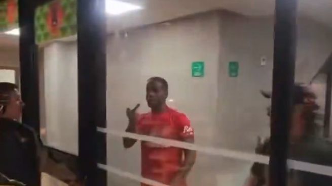 Helinho, el extremo derecho del Toluca, tuvo que cerrar sus cuentas en las redes sociales como consecuencia de los dichos racistas que estaba recibiendo tras la trifulca del sábado que protagonizó ante el América.
