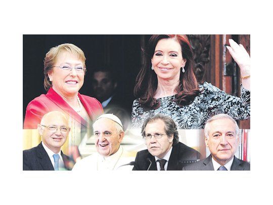 Junto a una fotografía de Michele Bachelet y Cristina de Kirchner aparecen Héctor Timerman, el papa Francisco, Héctor Almagro y Heraldo Muñoz.