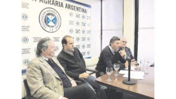 Conferencia de prensa. Príncipe estuvo acompañado por su vice Agustín Pizzichini, Jorge Solmi y Aldo Casella.