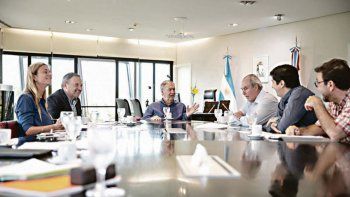 Viviendas. Schiaretti, durante su reunión ayer con funcionarios en el Centro Cívico. Este programa se ejecutará en los próximos 4 años, y las viviendas serán para cordobeses de clase media y de sectores de la economía informal, dijeron.&nbsp;