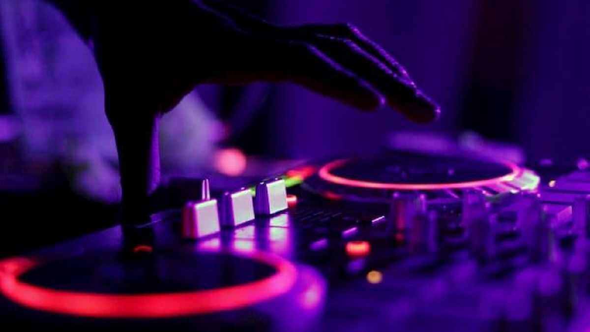 The Government ratified that those who play music at private events do not have to pay SADAIC