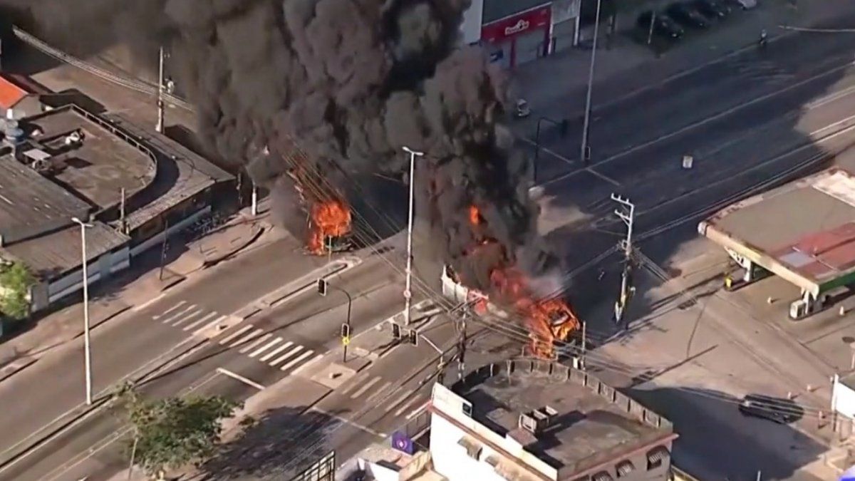 a parapolice group set fire to more than 35 buses in a protest