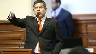 Referente del fujimorismo, construyó una carrera política pese a una discapacidad desde la niñez. Referente del fujimorismo, construyó una carrera política pese a una discapacidad desde la niñez.