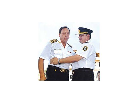 El saliente Daniel Salcedo saluda ayer al nuevo jefe de la Bonaerense, Juan Carlos Paggi. Horas antes, Néstor Kirchner había pedido a Scioli limpiar la Policía.