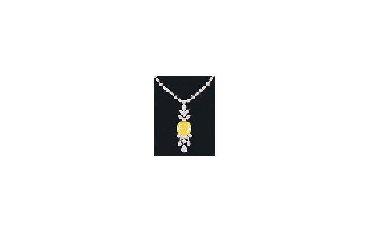 ámbito.com | El collar dediamantesmulticortecuya piezacentral tiene101,28quilates,estrella deTEFAFMaastrich, laferia de arte yantigüedadesmásprestigiosa delmundo, a laque asistiránlos anticuariosargentinosEguiguren.