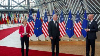 La presidenta de la Comisión Europea, Ursula von der Leyen; el presidente de EEUU, Joe Biden, y el presidente del Consejo Europea, Charles Michel.