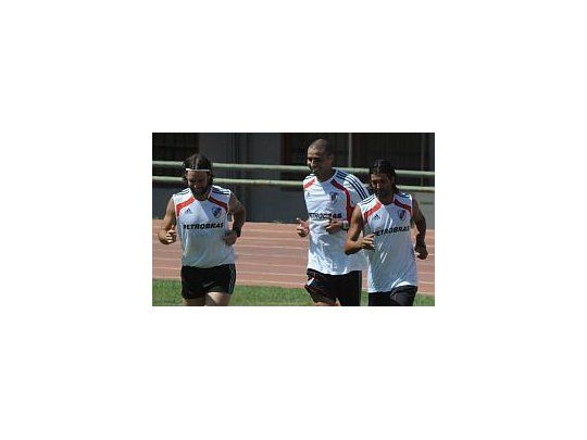 Trezeguet trota junto a Cavenaghi y Domínguez.
