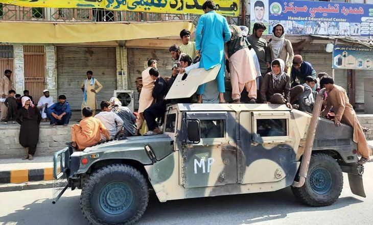 Caos en Afganistán: los talibanes tomaron el palacio presidencial
