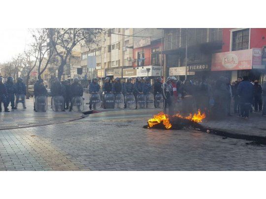 Manteros protestaron frente a la sede municipal por los operativos contra la venta ilegal.
