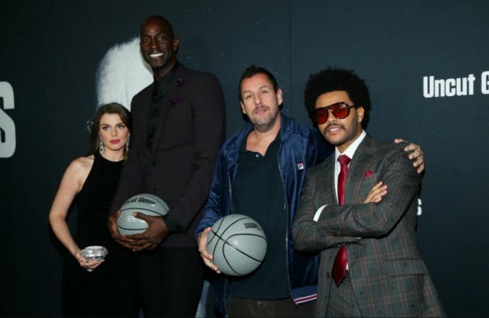 The Weeknd junto a Adam Sandler, Kevin Garnett y Julia Fox en la presentación de 