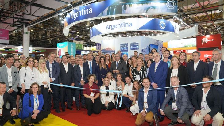 Daniel Scioli, titular de la secretaria de Ambiente, Turismo y Deportes de la nación, dijo presente en el stand de Aerolíneas Argentinas. Daniel Scioli, titular de la secretaria de Ambiente, Turismo y Deportes de la nación, dijo presente en el stand de Aerolíneas Argentinas.