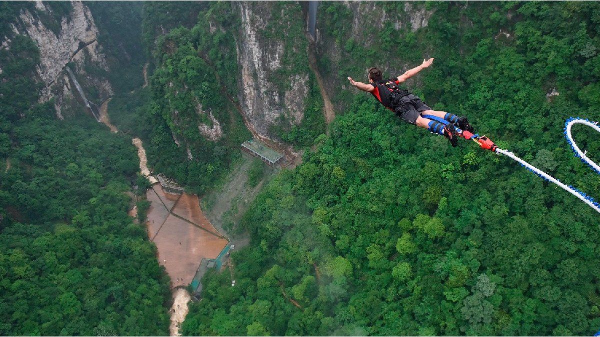 A man paid 0 to make the highest bungee jump in the world and died