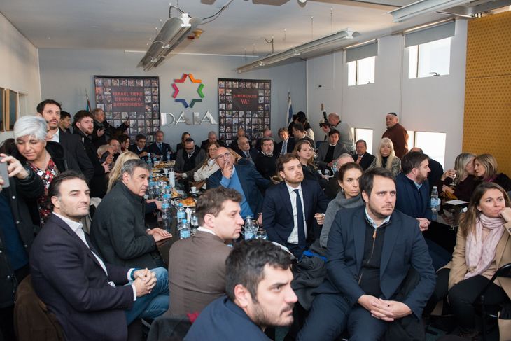 La DAIA reunió a legisladores de todas las fuerzas políticas, dirigentes de la comunidad judía, e integrantes del Consejo Directivo de la ONG para conmemorar los 30 años del atentado a la AMIA. La DAIA reunió a legisladores de todas las fuerzas políticas, dirigentes de la comunidad judía, e integrantes del Consejo Directivo de la ONG para conmemorar los 30 años del atentado a la AMIA.
