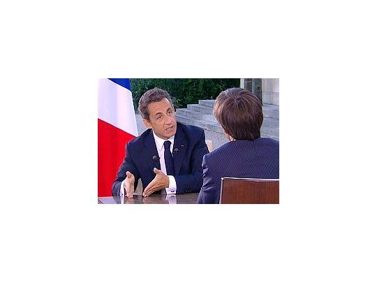 El presidente de Francia junto a un periodista del Canal 2 en la casa de Gobierno.